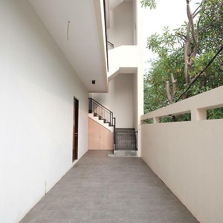 RedDoorz near Taman Palem Hotel Jakarta Buitenkant foto