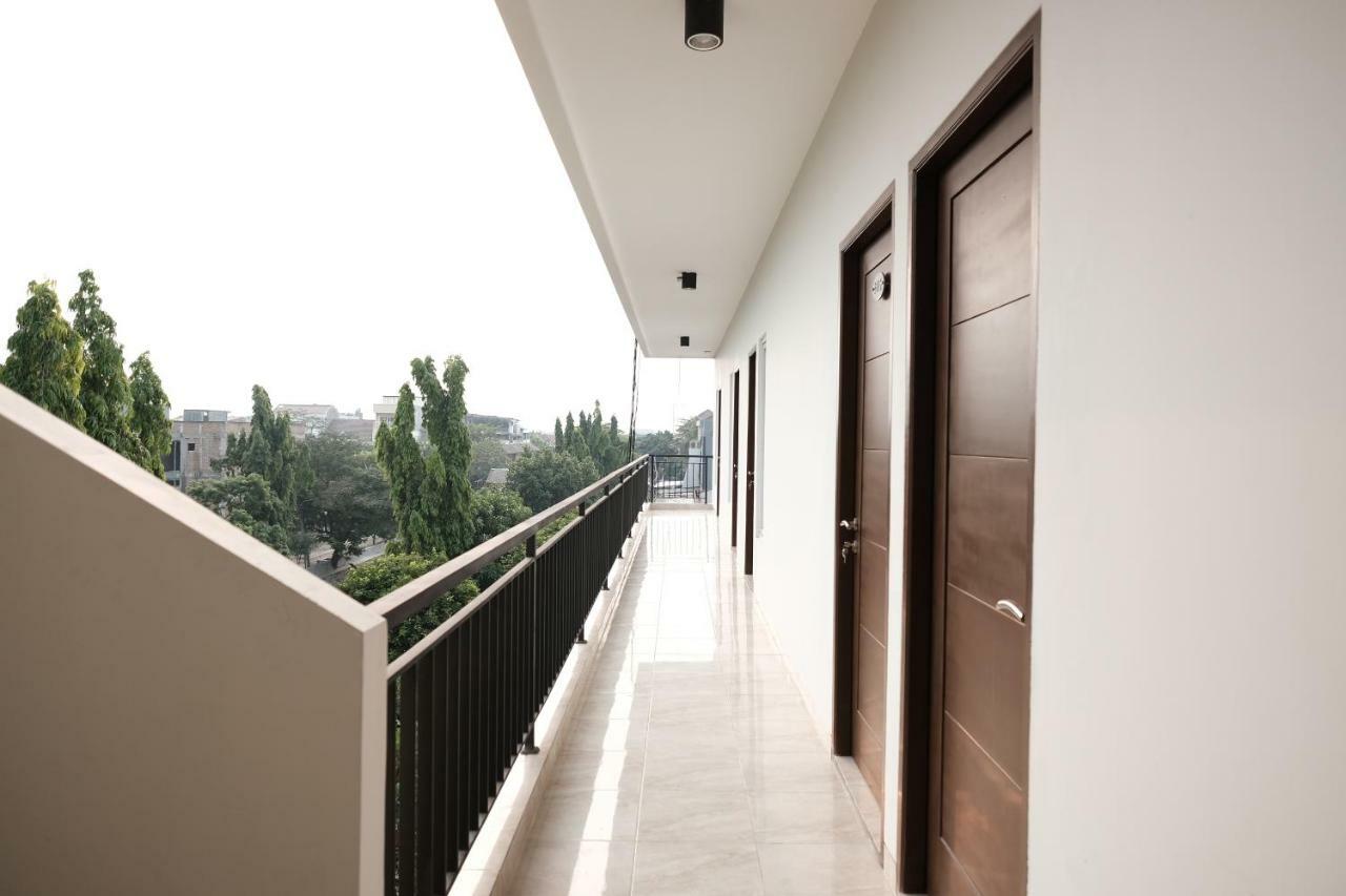 RedDoorz near Taman Palem Hotel Jakarta Buitenkant foto