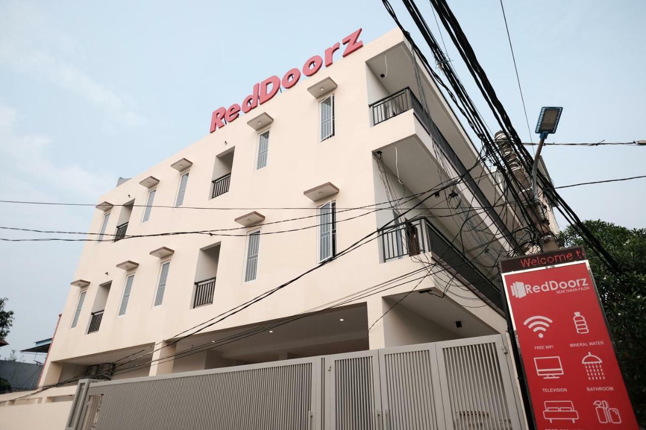 RedDoorz near Taman Palem Hotel Jakarta Buitenkant foto