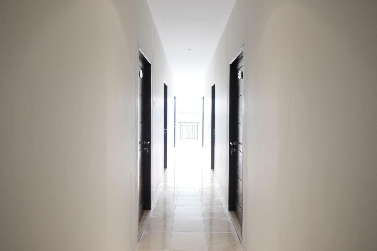 RedDoorz near Taman Palem Hotel Jakarta Buitenkant foto